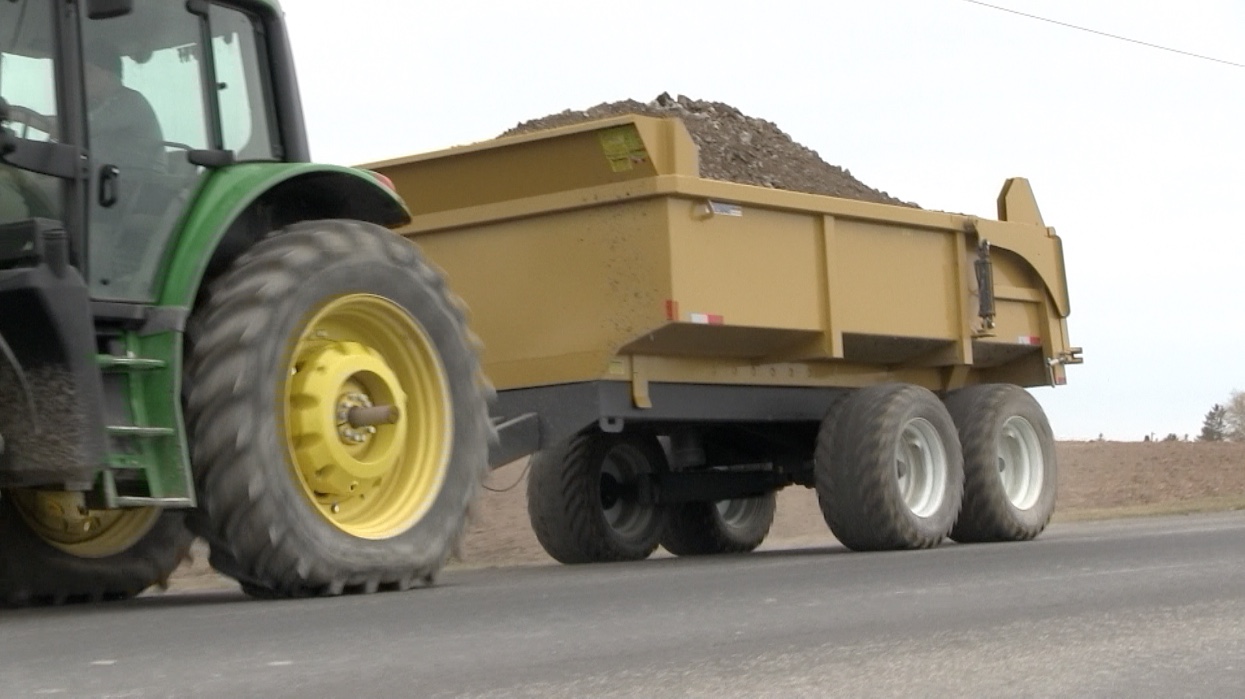 16 ton heavy duty hydraulic farm dump trailer 2018 - Berkelmans Welding and Manufacturing inc