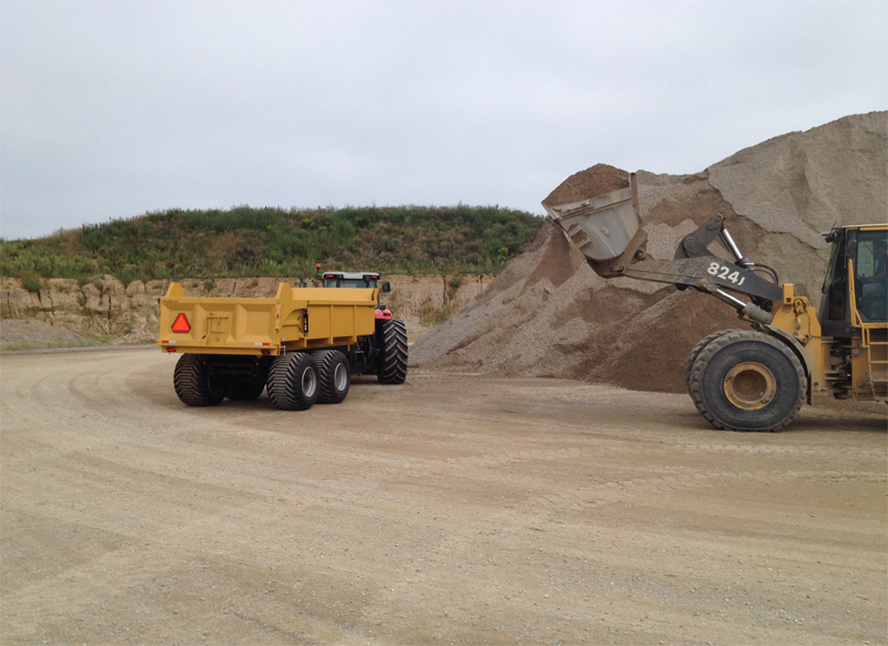 An image of the 20 ton off-road dump trailer getting dirt dumped into it