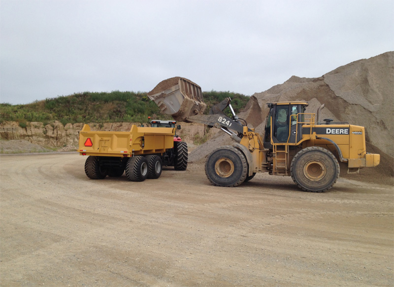 An image of the 20 ton off-road dumper trailer getting dirt dumped into it
