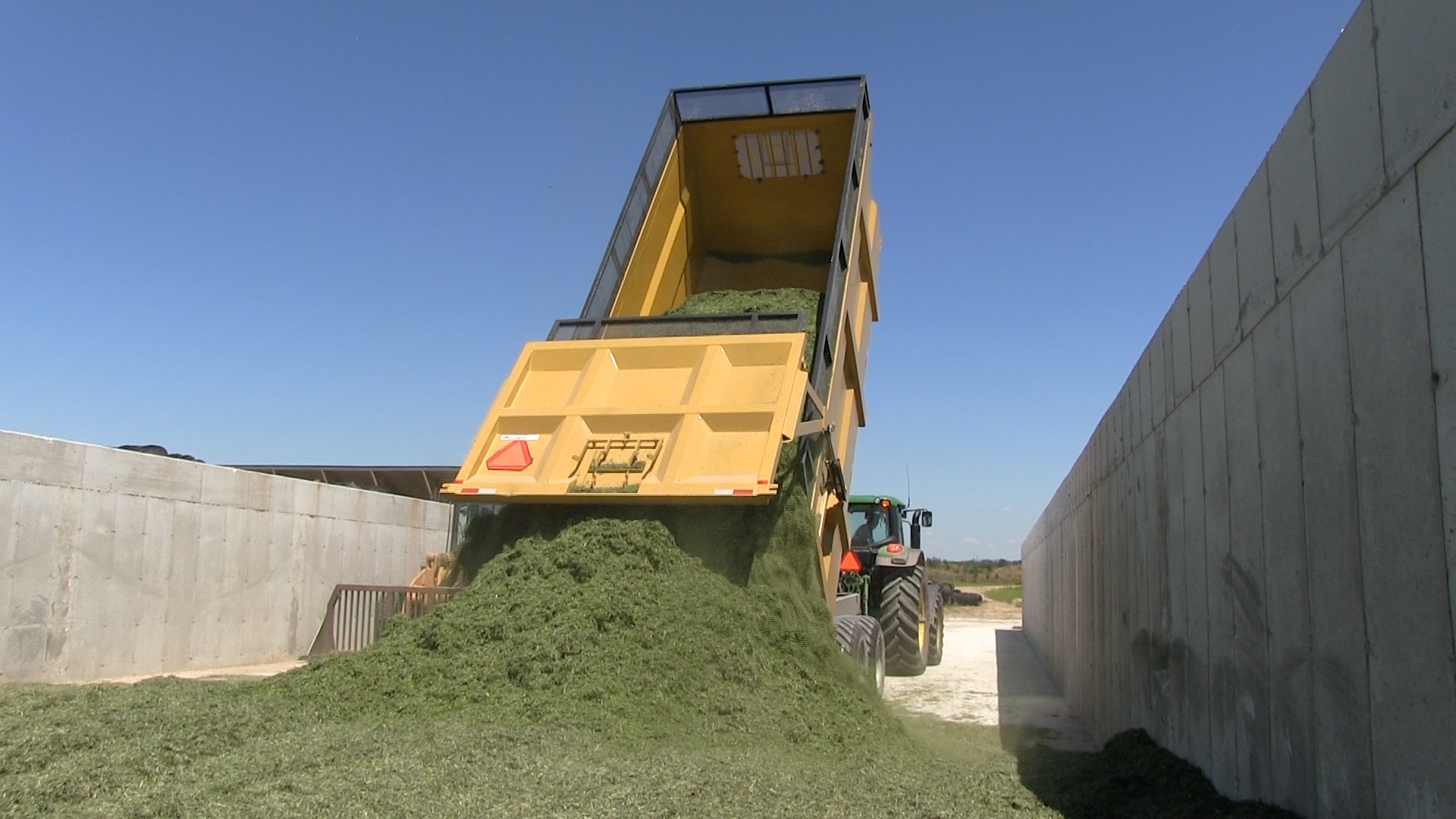 An image of the 20 ton silage dumper trailer dumping hay silage