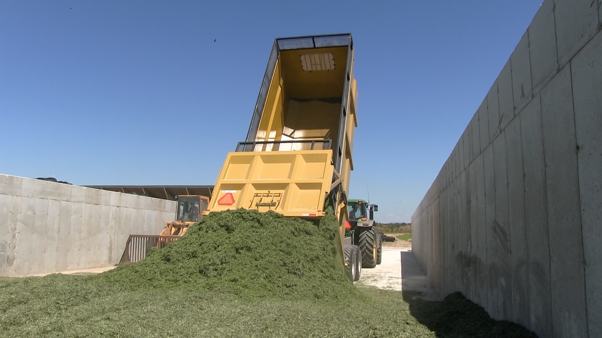 An image of the 20 ton silage dump trailer dumping hay silage
