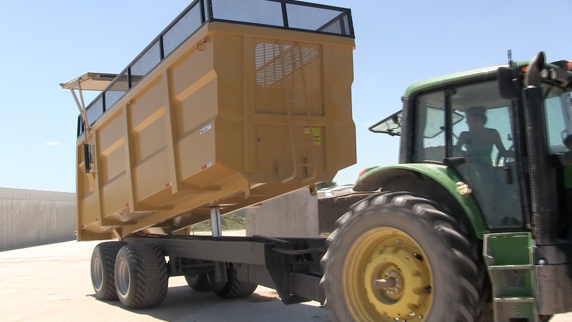 An image of the 20 ton silage dumpster trailer